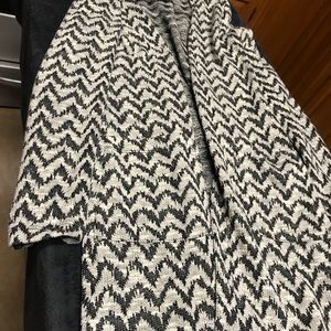 Long cardigan with side pockets.